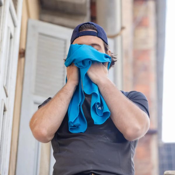 Serviette-rafraichissante-G-HEAT-bleu-lifestyle