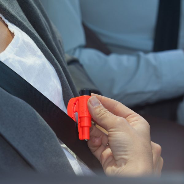 Porte-clef-Brise-vitre - pare-brise-(Outil-d'évacuation-voiture-)-Resqme-orange-coupe-ceinture
