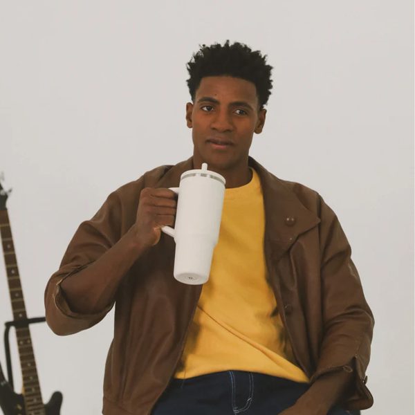 Travel-Cup-isotherme-étanche-900-ml-beige-homme-qui-boit Travel-Cup-isotherme-étanche-900-ml-beige-homme-qui-boit